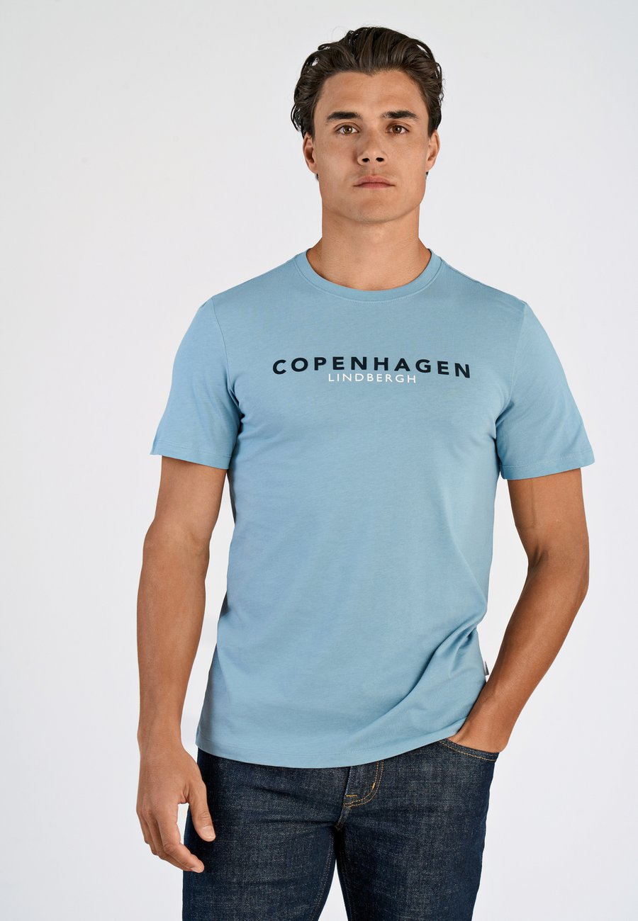 Футболка Lindbergh Print T-shirt, Lt Iron Blue/Light Blue, Синий, Футболка Lindbergh Print T-shirt, Lt Iron Blue/Light Blue
Футболка Lindbergh Print T-shirt, Lt Iron Blue/Light Blue, Синий, Футболка Lindbergh Print T-shirt, Lt Iron Blue/Light Blue