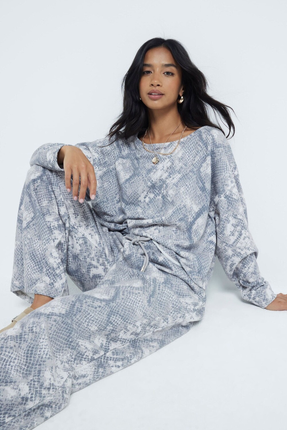 Топ свитшот с принтом в виде змеи и разрезом на шее River Island, серый
Топ свитшот с принтом в виде змеи и разрезом на шее River Island, серый