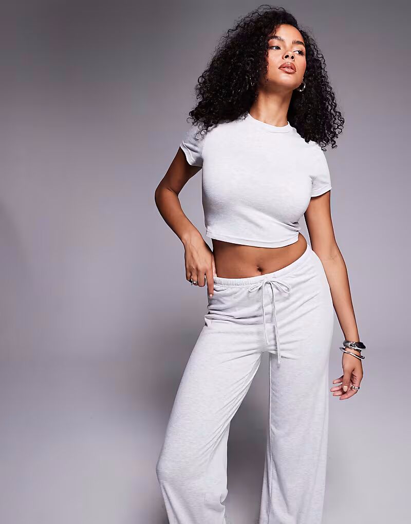 Комплект из укороченной футболки с высоким воротом и широких брюк Midvale светло-серого цвета Princess Polly
Комплект из укороченной футболки с высоким воротом и широких брюк Midvale светло-серого цвета Princess Polly