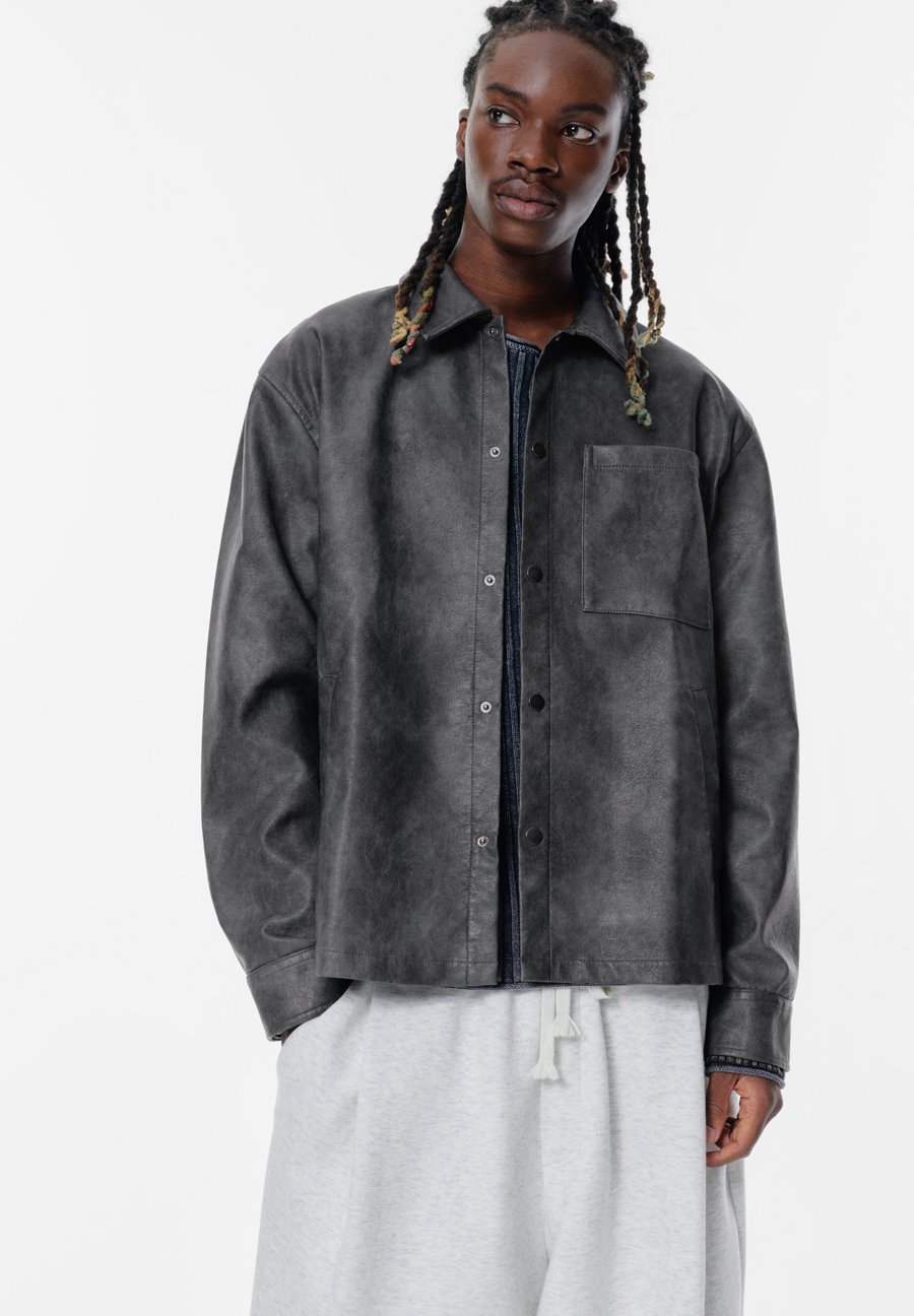 Куртка PULL&BEAR EFFECT WITH WASHED FINISH, Dark Grey
Куртка PULL&BEAR EFFECT WITH WASHED FINISH, Dark Grey