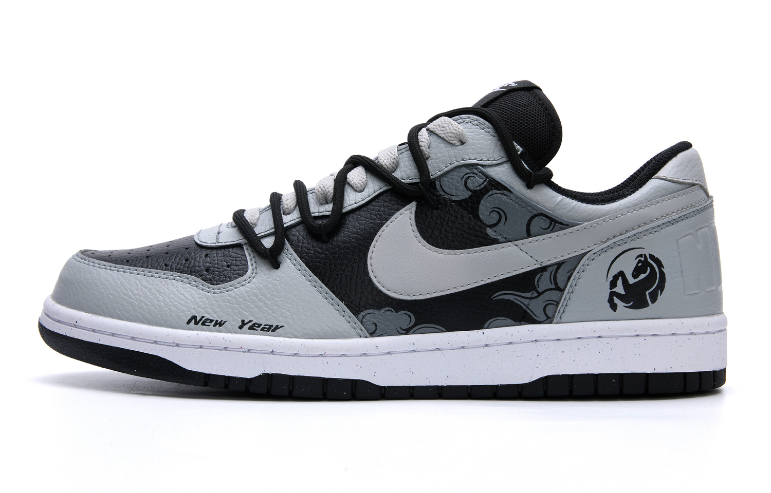 Nike Мужские низкие скейтборд-кроссовки Big CNY Horse Year Limited Edition, нескользящие и износостойкие, черный с серым рисунком
Nike Мужские низкие скейтборд-кроссовки Big CNY Horse Year Limited Edition, нескользящие и износостойкие, черный с серым рисунком