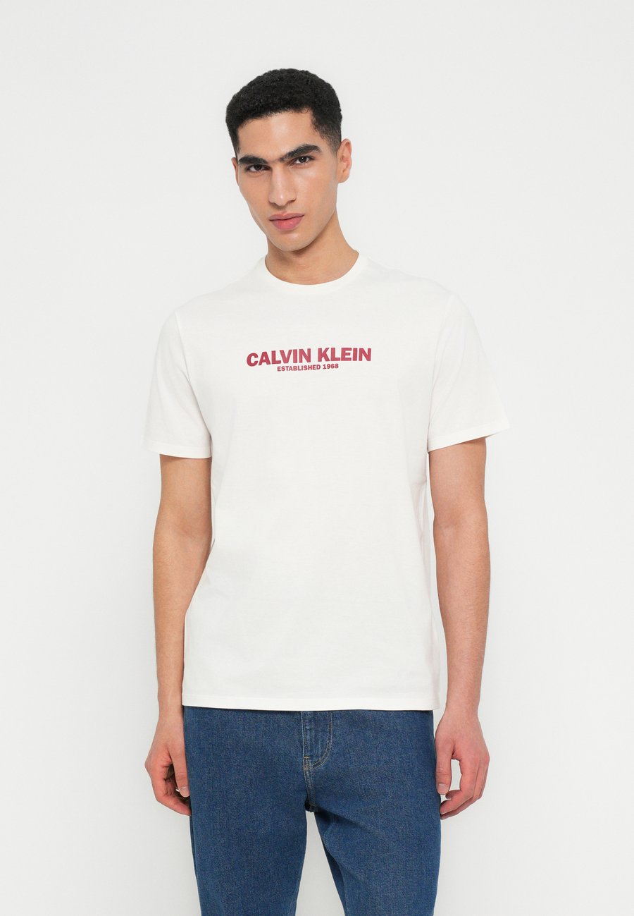 Футболка Calvin Klein GRAP UNISEX, Off-White, Белый, Футболка Calvin Klein GRAP UNISEX, Off-White
Футболка Calvin Klein GRAP UNISEX, Off-White, Белый, Футболка Calvin Klein GRAP UNISEX, Off-White