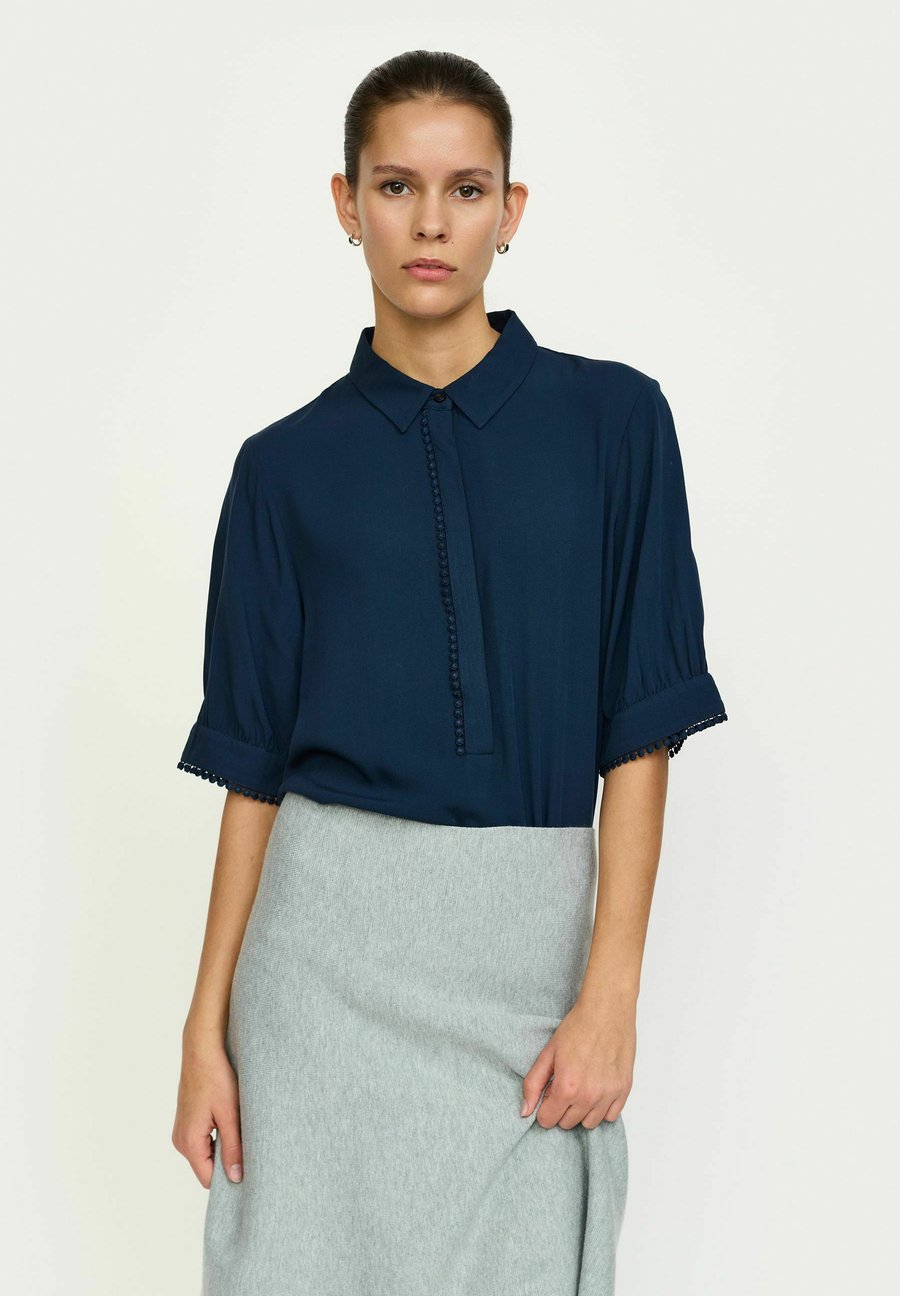 Блуза Soft Rebels Blouse, Total Eclipse/Dark Blue
Блуза Soft Rebels Blouse, Total Eclipse/Dark Blue