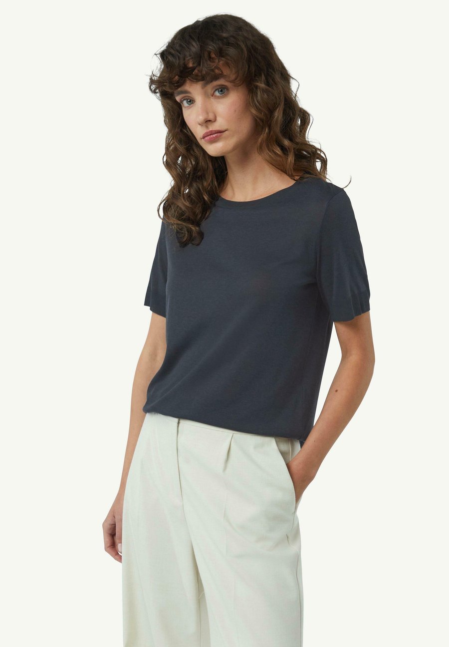 Футболка comma RUNDHALSAUSSCHNITT, Navy/Dark Blue, Синий, Футболка comma RUNDHALSAUSSCHNITT, Navy/Dark Blue
Футболка comma RUNDHALSAUSSCHNITT, Navy/Dark Blue, Синий, Футболка comma RUNDHALSAUSSCHNITT, Navy/Dark Blue