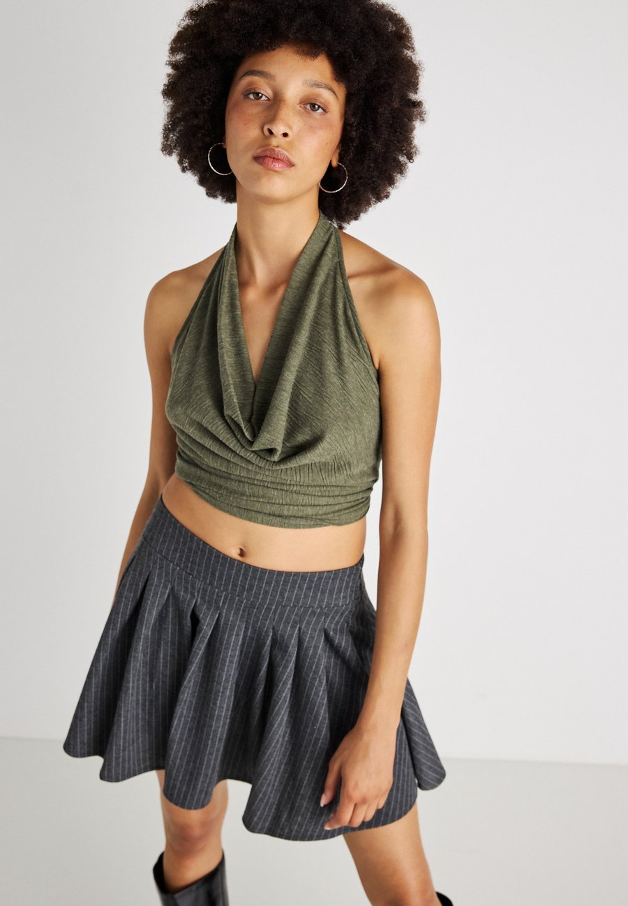 Топ Gina Tricot PLEATED HALTERNECK, Grape Leaf/Olive
Топ Gina Tricot PLEATED HALTERNECK, Grape Leaf/Olive