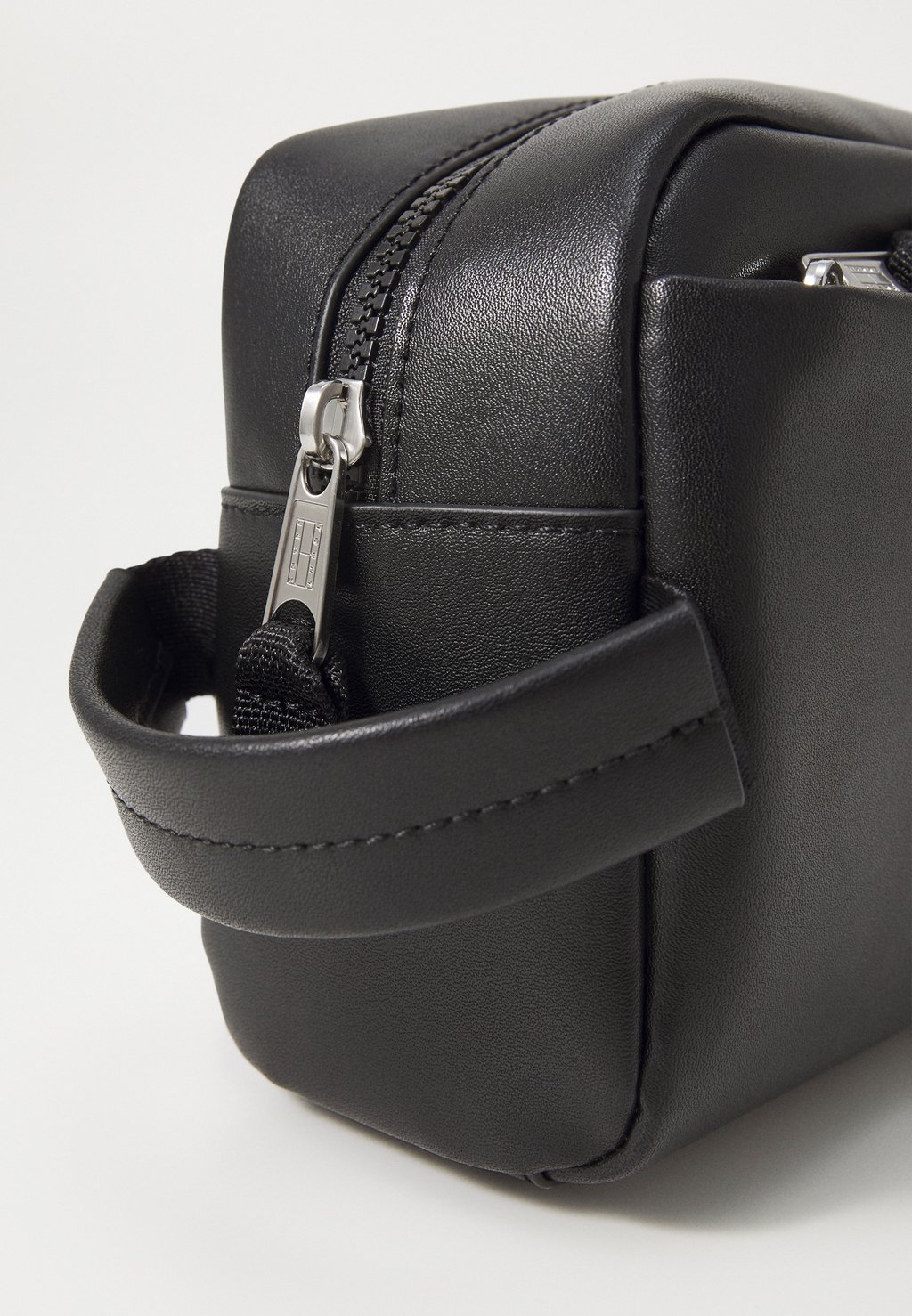 Косметичка HERITAGE WASHBAG Tommy Jeans, черный
Косметичка HERITAGE WASHBAG Tommy Jeans, черный