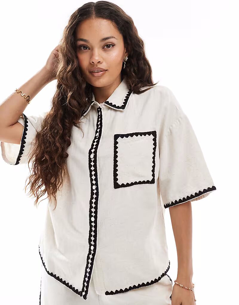 Рубашка свободного кроя Vero Moda Petite кремового цвета с контрастной строчкой 
Рубашка свободного кроя Vero Moda Petite кремового цвета с контрастной строчкой