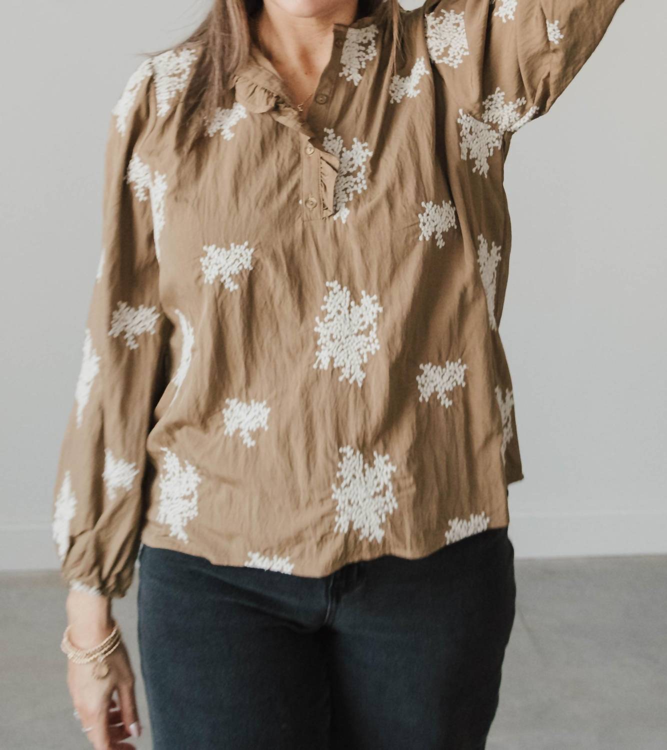 Чудесная вышитая блуза в бежевом цвете SEE AND BE SEEN
Чудесная вышитая блуза в бежевом цвете SEE AND BE SEEN