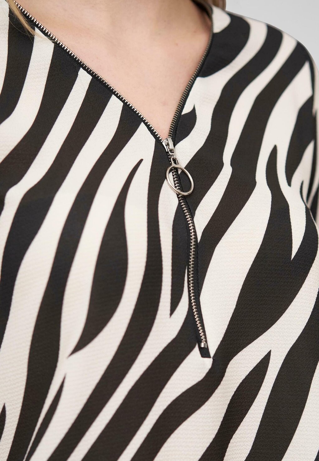 Блуза MIT TURN-UP-ÄRMELN UND ZEBRA Cloud 5ive, черный
Блуза MIT TURN-UP-ÄRMELN UND ZEBRA Cloud 5ive, черный