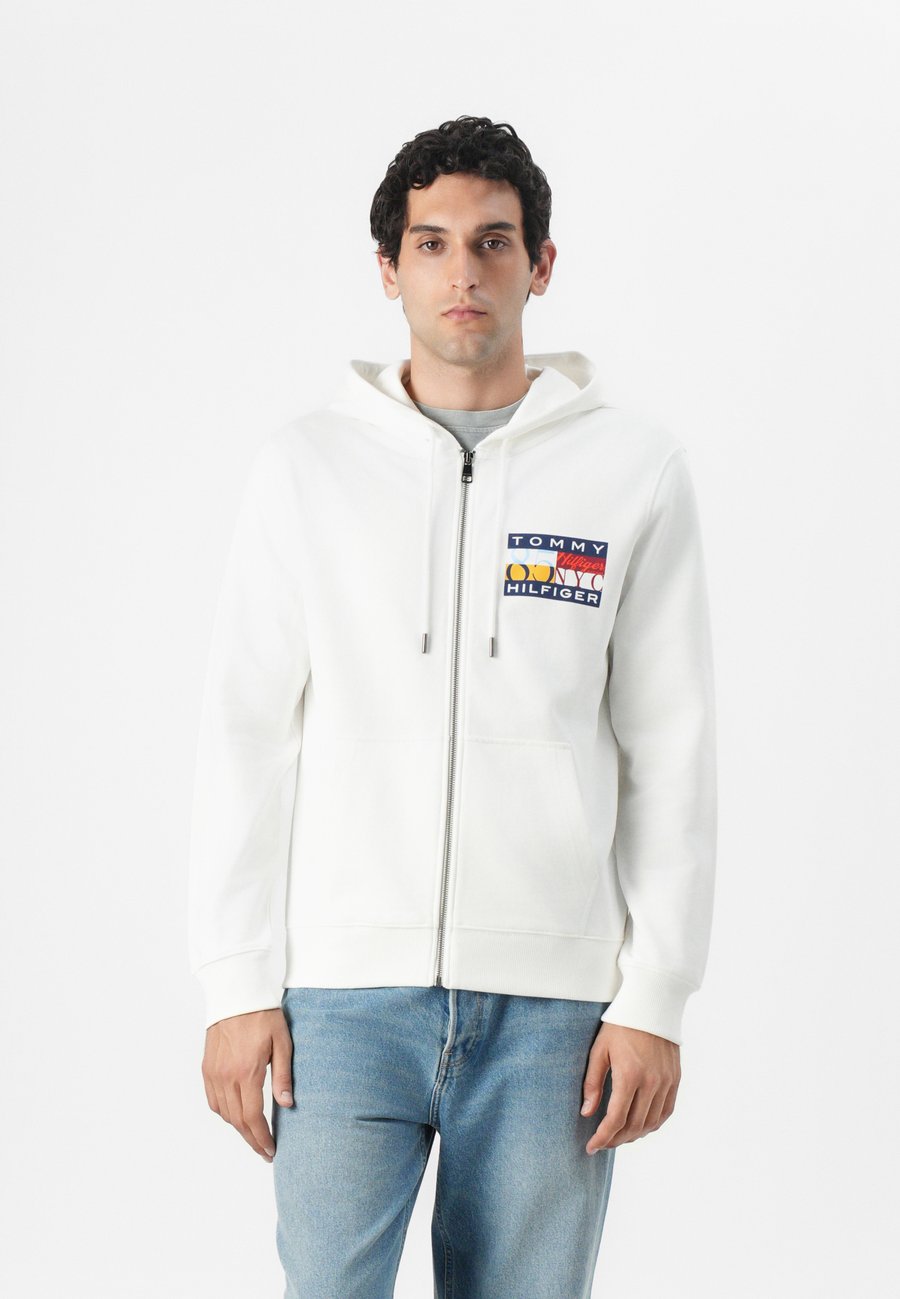 Толстовка Tommy Hilfiger COLOUR FLAG ZIP THROUGH, White
Толстовка Tommy Hilfiger COLOUR FLAG ZIP THROUGH, White