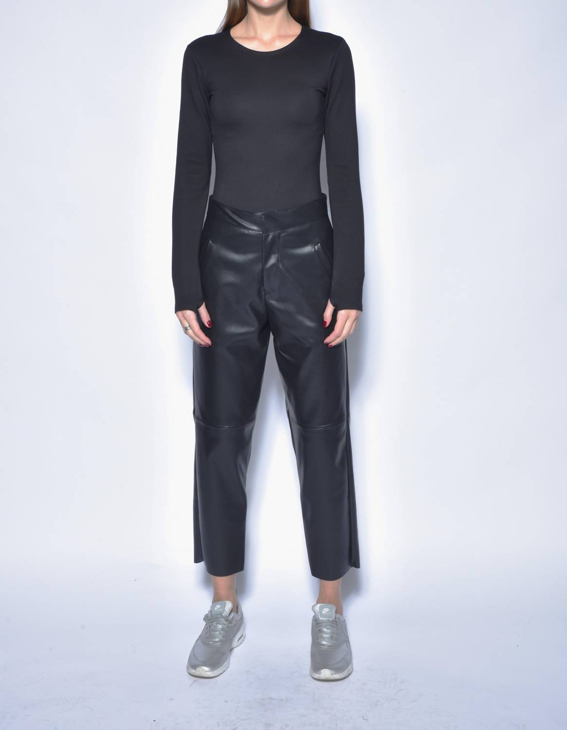 Женские веганские прямые брюки в черном цвете Simply Mila
Женские веганские прямые брюки в черном цвете Simply Mila