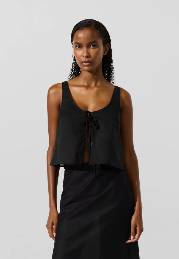 Пляжный аксессуар с завязками спереди, прозрачная ткань. Karl Lagerfeld, Black, Черный, Пляжный аксессуар с завязками спереди, прозрачная ткань. Karl Lagerfeld, Black
Пляжный аксессуар с завязками спереди, прозрачная ткань. Karl Lagerfeld, Black, Черный, Пляжный аксессуар с завязками спереди, прозрачная ткань. Karl Lagerfeld, Black