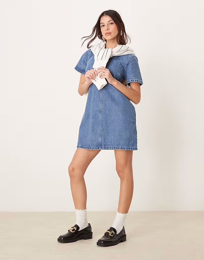 Джинсовое мини-платье с короткими рукавами и круглым вырезом от Abercrombie & Fitch в средне-синем цвете
Джинсовое мини-платье с короткими рукавами и круглым вырезом от Abercrombie & Fitch в средне-синем цвете