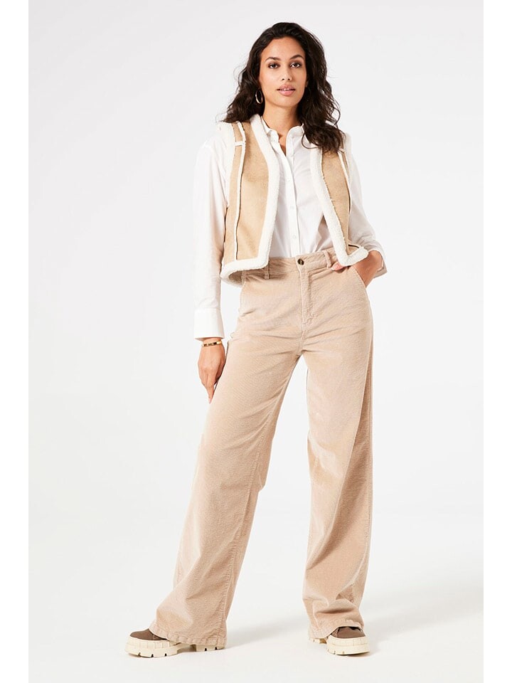 Жилет Garcia Weste, цвет Beige/Weiß
Жилет Garcia Weste, цвет Beige/Weiß