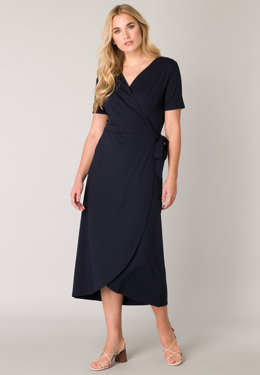 Платье из джерси BASE LEVEL, темно-синий
Платье из джерси BASE LEVEL, темно-синий