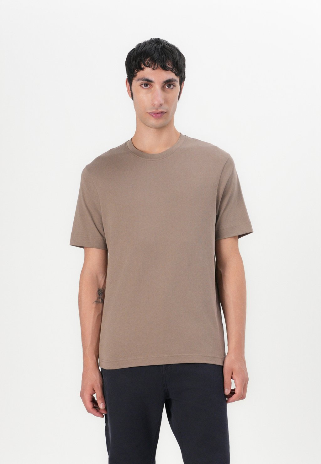 Базовая футболка RAPHAEL DRYKORN, коричневый
Базовая футболка RAPHAEL DRYKORN, коричневый