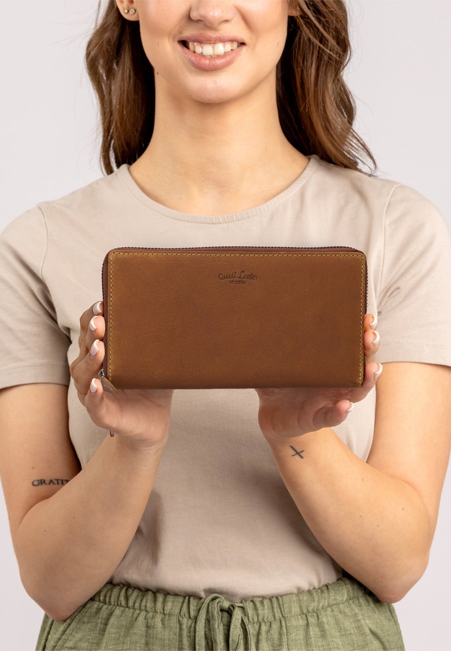 Кошелек Gusti Leder PATRICIA, Ocker/Brown
Кошелек Gusti Leder PATRICIA, Ocker/Brown