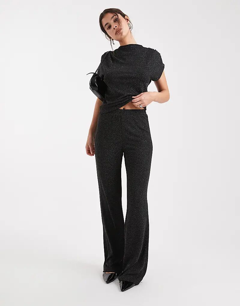 Блестящий широкий брючный топ Vero Moda черного и серебристого цветов
Блестящий широкий брючный топ Vero Moda черного и серебристого цветов