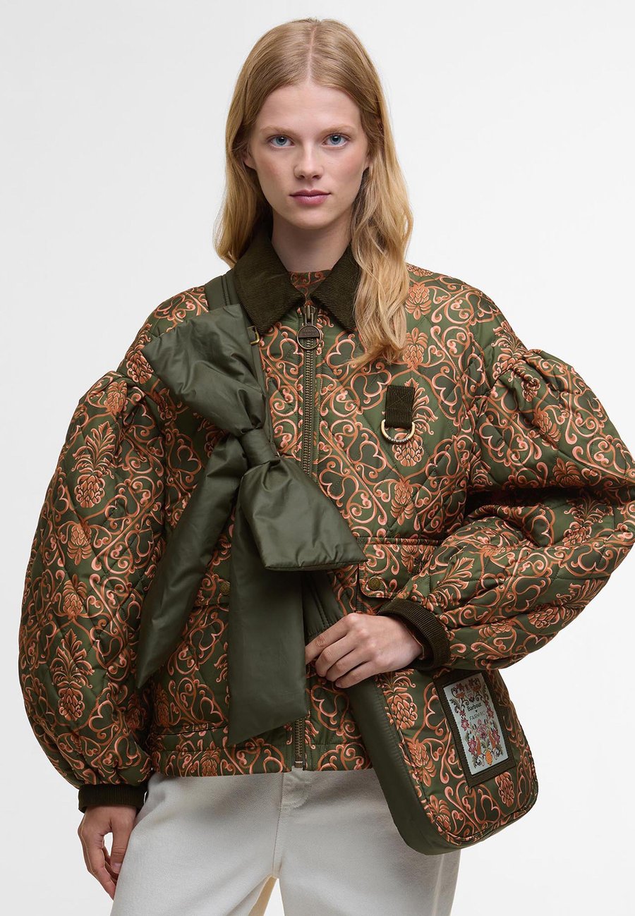 Сумка кросс-боди Barbour Barbour FARM Rio Ana Clara Bow Bag, Pineapple/Brown
Сумка кросс-боди Barbour Barbour FARM Rio Ana Clara Bow Bag, Pineapple/Brown