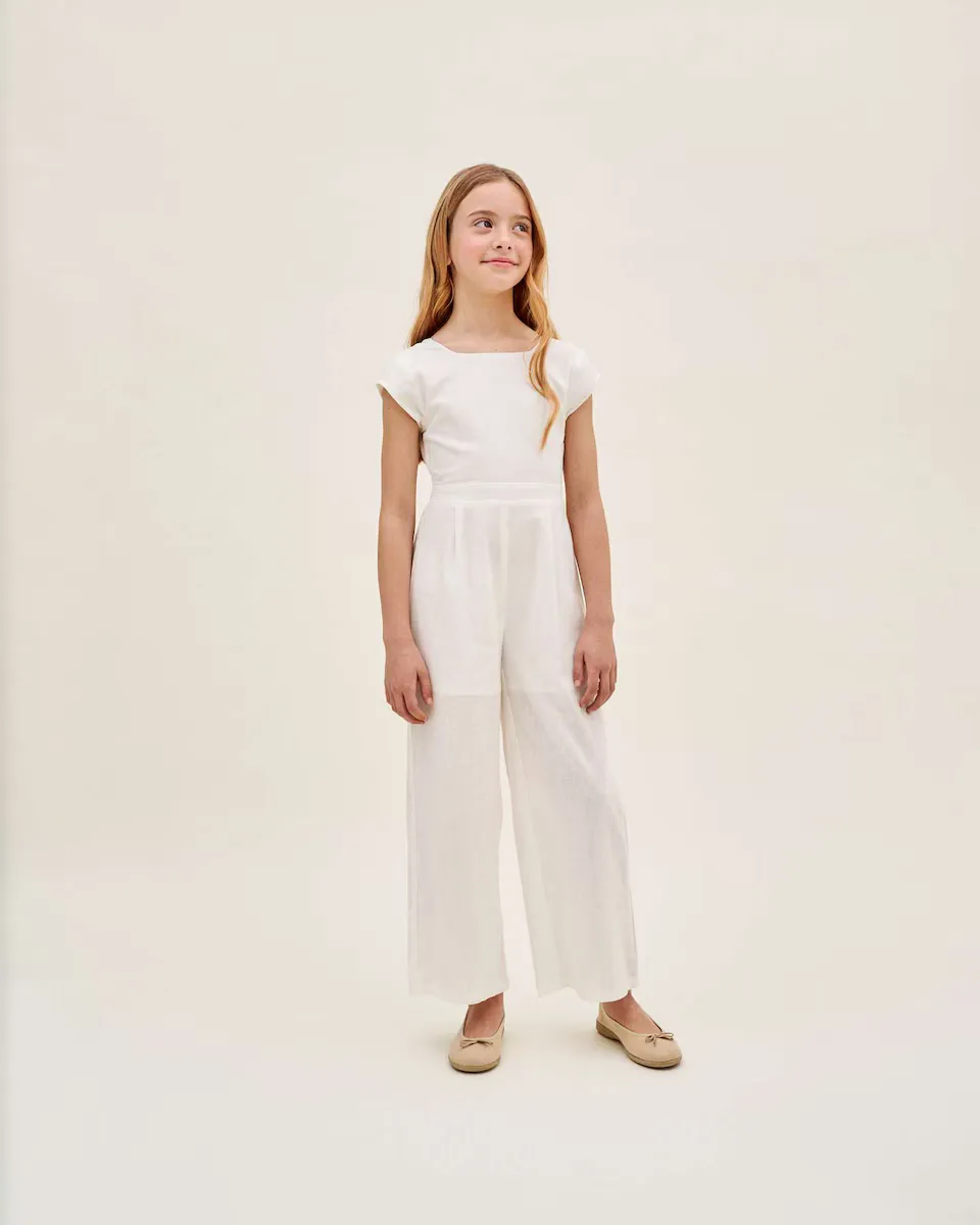 Длинный девичий комбинезон с разрезом сзади и синим бантом от плюмети Dadati, белый
Длинный девичий комбинезон с разрезом сзади и синим бантом от плюмети Dadati, белый