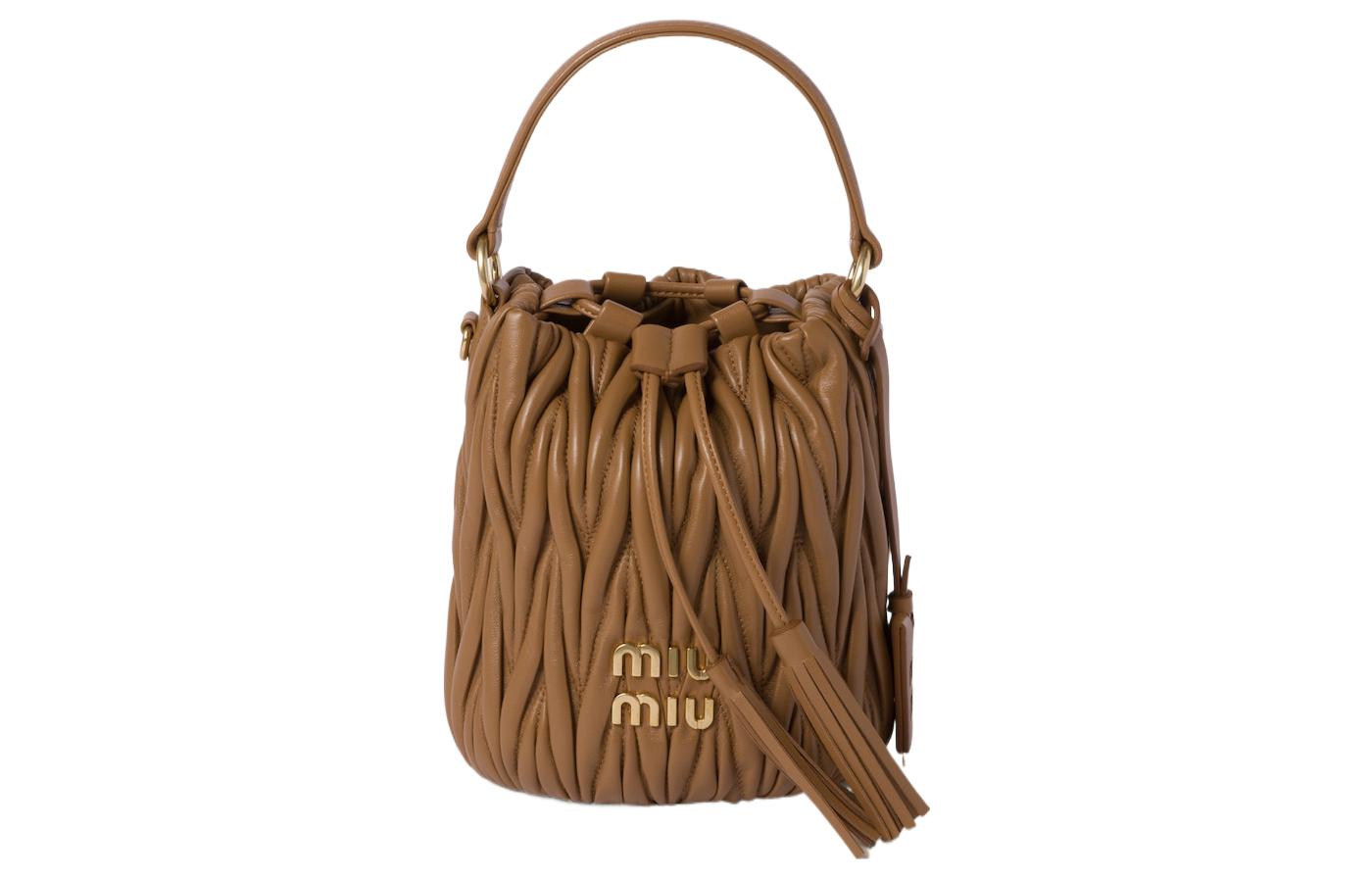 MIU MIU Мателасовый кожаный бочкообразный клатч
MIU MIU Мателасовый кожаный бочкообразный клатч