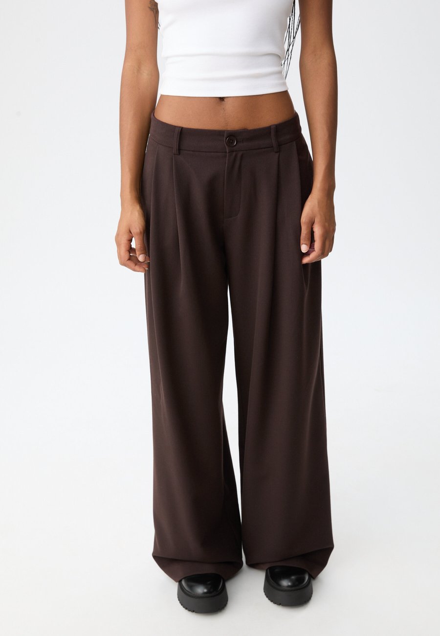 Брюки Stradivarius WIDE LEG SMART WITH DARTS, Dark Brown
Брюки Stradivarius WIDE LEG SMART WITH DARTS, Dark Brown