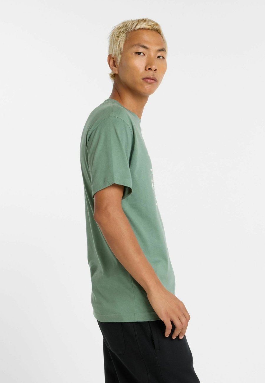 Футболка New Balance VARSITY PENNANT, Dark Juniper/Green, Зеленый, Футболка New Balance VARSITY PENNANT, Dark Juniper/Green
Футболка New Balance VARSITY PENNANT, Dark Juniper/Green, Зеленый, Футболка New Balance VARSITY PENNANT, Dark Juniper/Green
