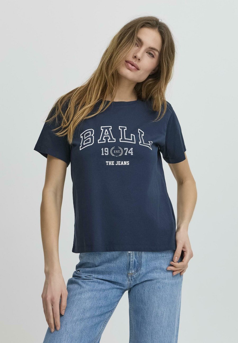Футболка BALL BASATINO TSHIRT, Sky Captain/Dark Blue, Синий, Футболка BALL BASATINO TSHIRT, Sky Captain/Dark Blue
Футболка BALL BASATINO TSHIRT, Sky Captain/Dark Blue, Синий, Футболка BALL BASATINO TSHIRT, Sky Captain/Dark Blue