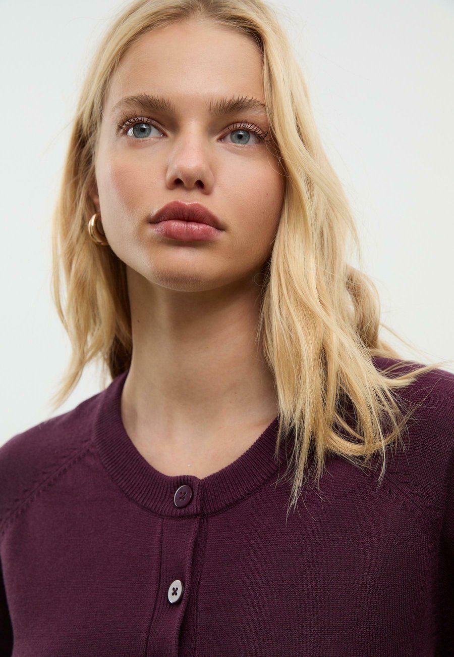 Кардиган Stradivarius WITH RAGLAN SLEEVES , Dark Red/Mottled Purple
Кардиган Stradivarius WITH RAGLAN SLEEVES , Dark Red/Mottled Purple