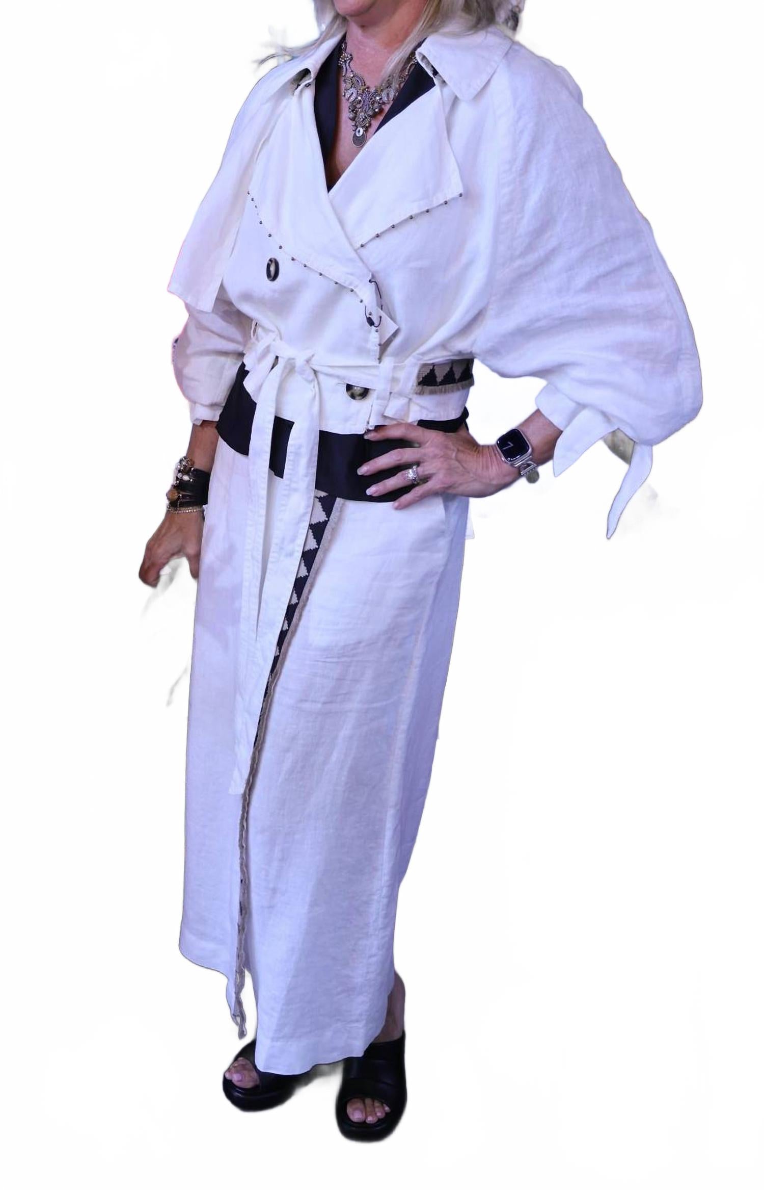 Белые брюки или юбка Bazar Deluxe
Белые брюки или юбка Bazar Deluxe