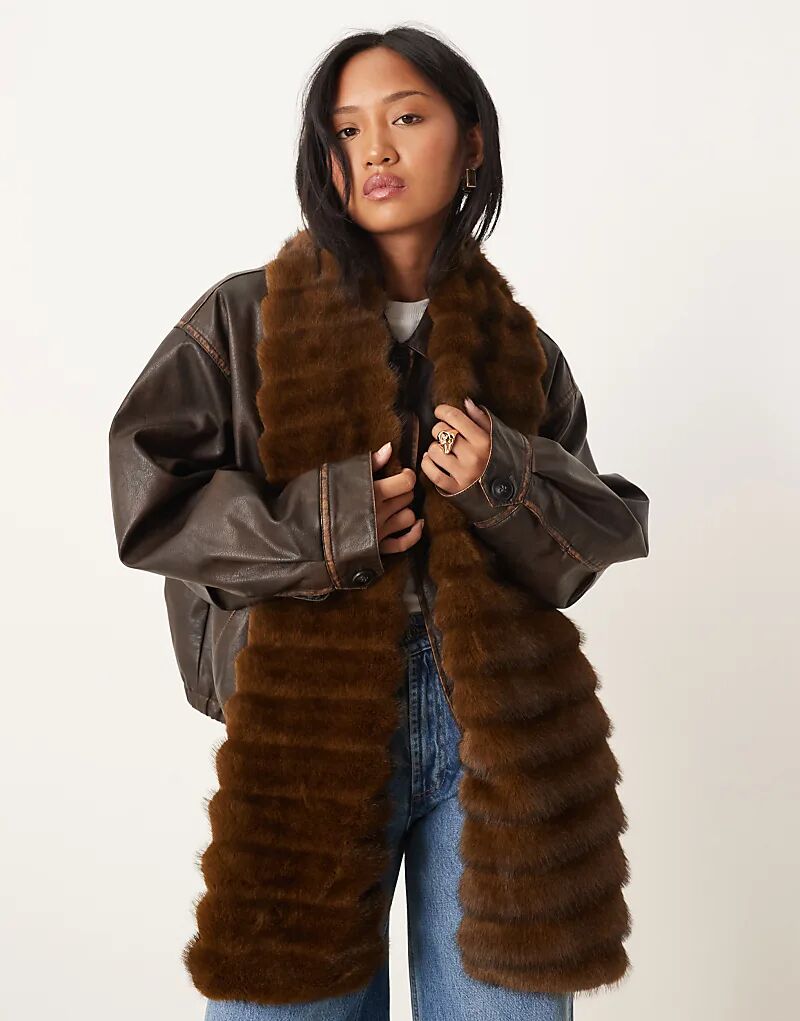 Шарф из фактурного искусственного меха ASOS DESIGN с карманами шоколадного цвета
Шарф из фактурного искусственного меха ASOS DESIGN с карманами шоколадного цвета