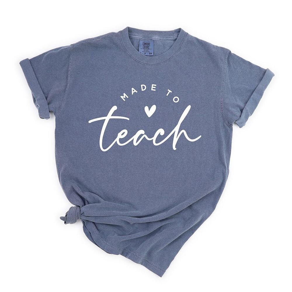 Футболки Made To Teach, окрашенные в готовой одежде Simply Sage Market, цвет Blue Jean
Футболки Made To Teach, окрашенные в готовой одежде Simply Sage Market, цвет Blue Jean