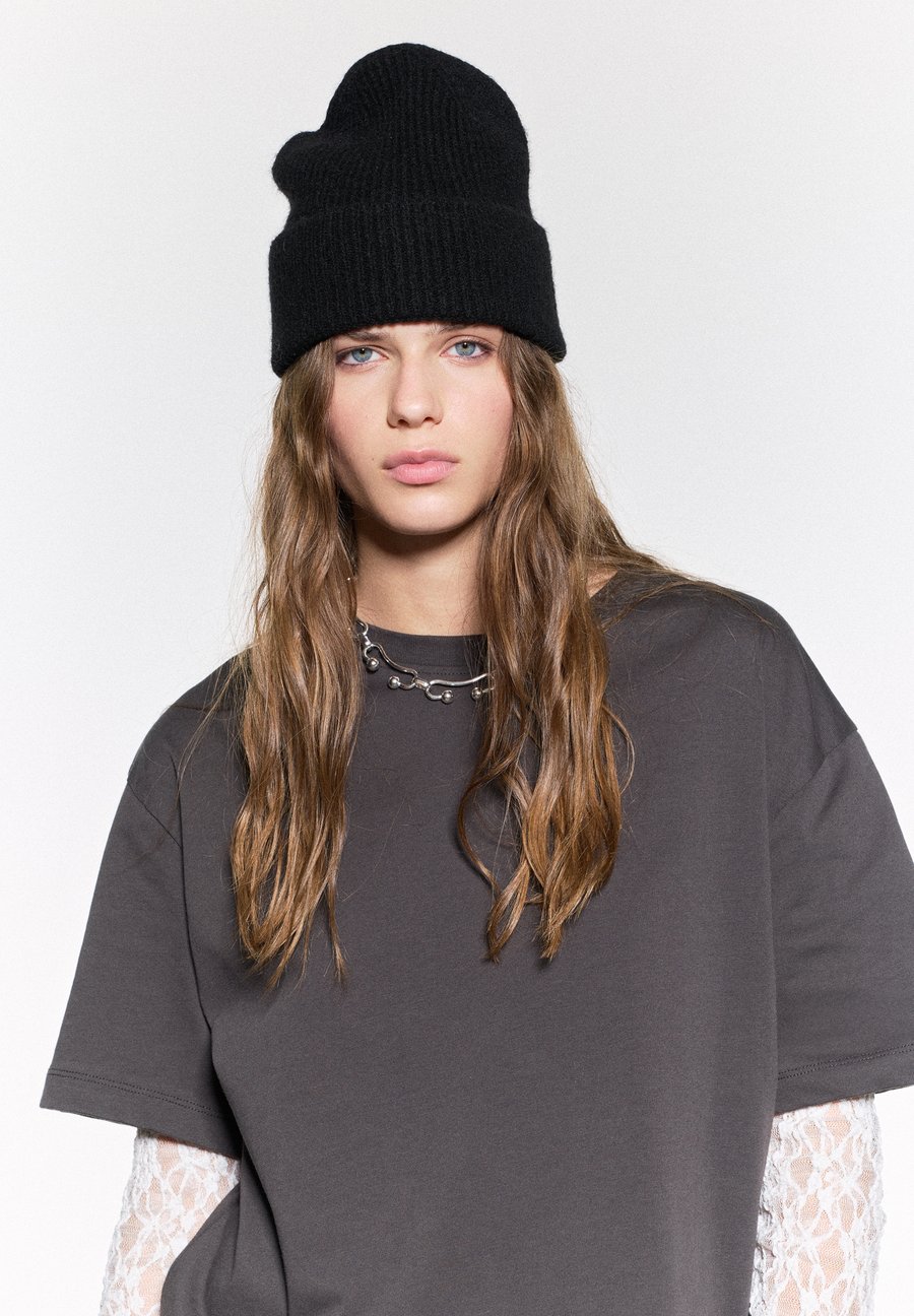 Шапка PULL&BEAR Beanie, Black
Шапка PULL&BEAR Beanie, Black