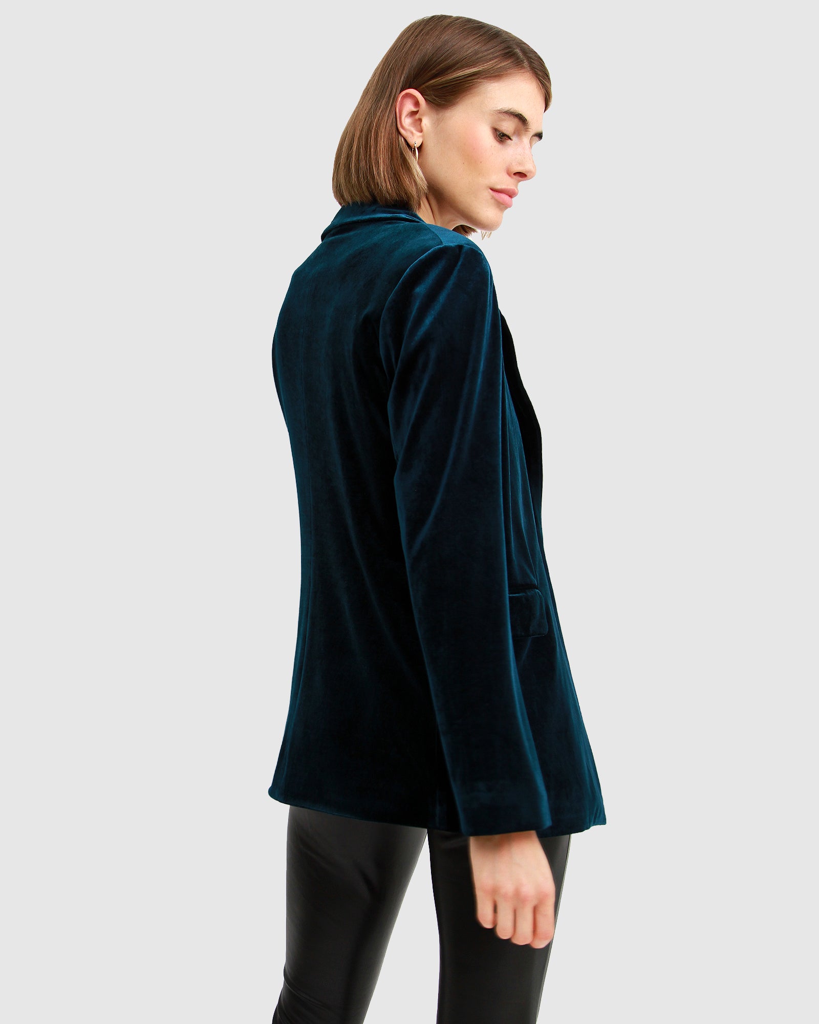 Вечный бархатный блейзер Belle&Bloom, темно-бирюзовый
Вечный бархатный блейзер Belle&Bloom, темно-бирюзовый