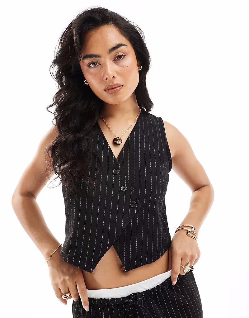 Жилет-комбинезон с асимметричной планкой, сшитый по фигуре, в тонкую черную полоску Pieces
Жилет-комбинезон с асимметричной планкой, сшитый по фигуре, в тонкую черную полоску Pieces