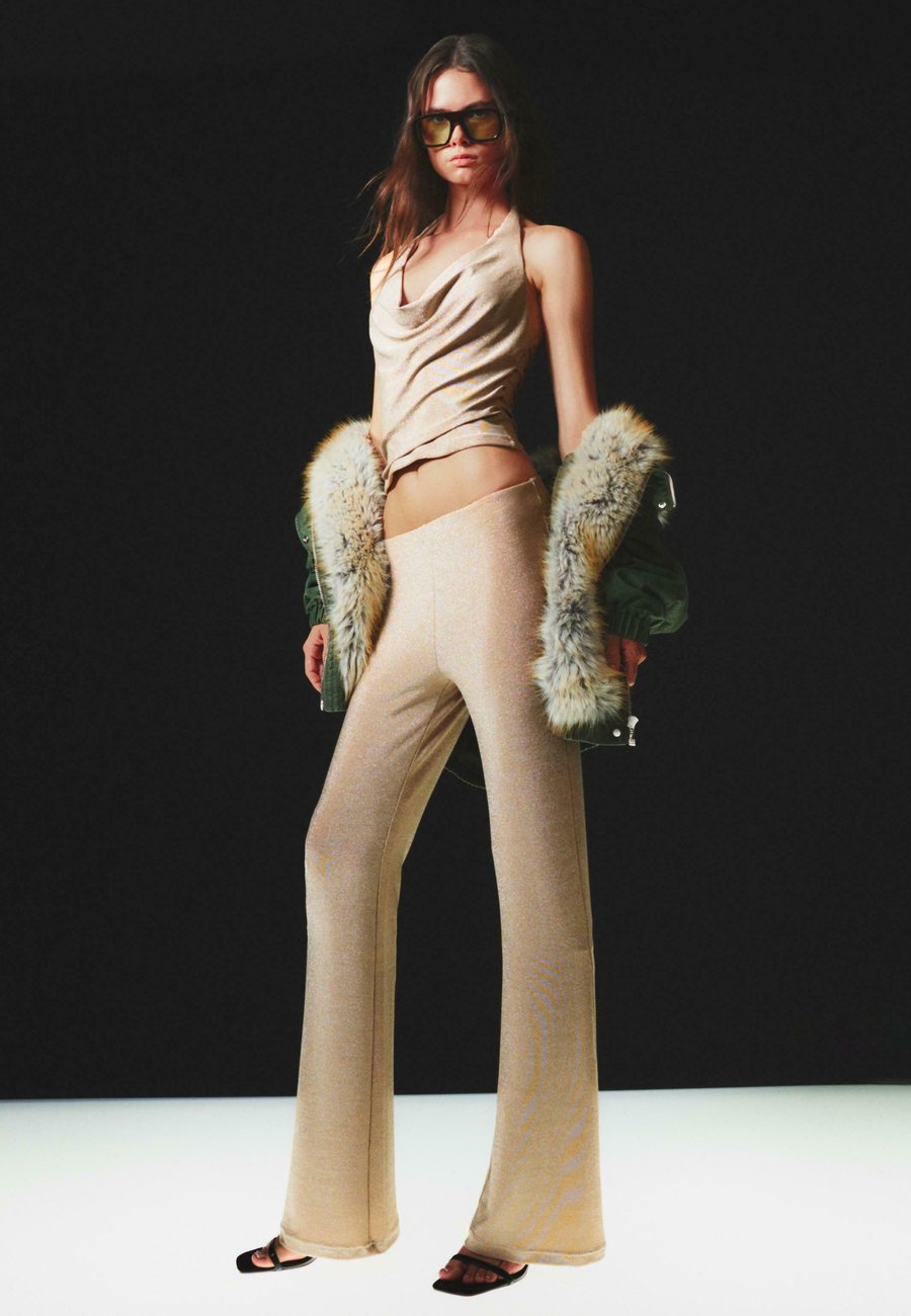 Брюки Bershka SHIMMERY FLARED, Gold-Coloured
Брюки Bershka SHIMMERY FLARED, Gold-Coloured