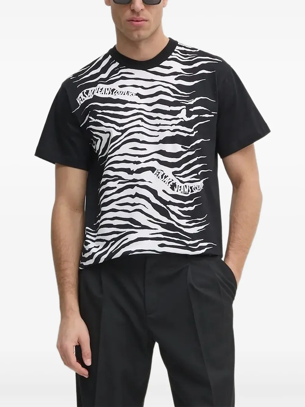 Футболка с принтом Versace Jeans Couture, черный
Футболка с принтом Versace Jeans Couture, черный