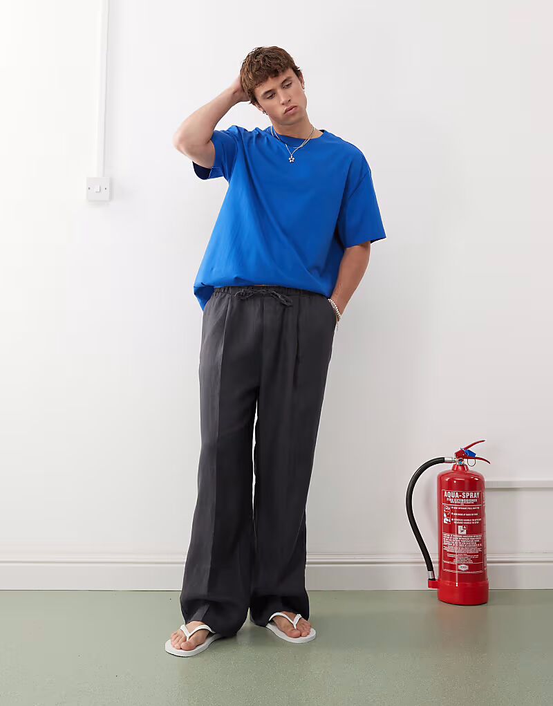 Брюки свободного кроя из льна Weekday со складками спереди серого цвета
Брюки свободного кроя из льна Weekday со складками спереди серого цвета