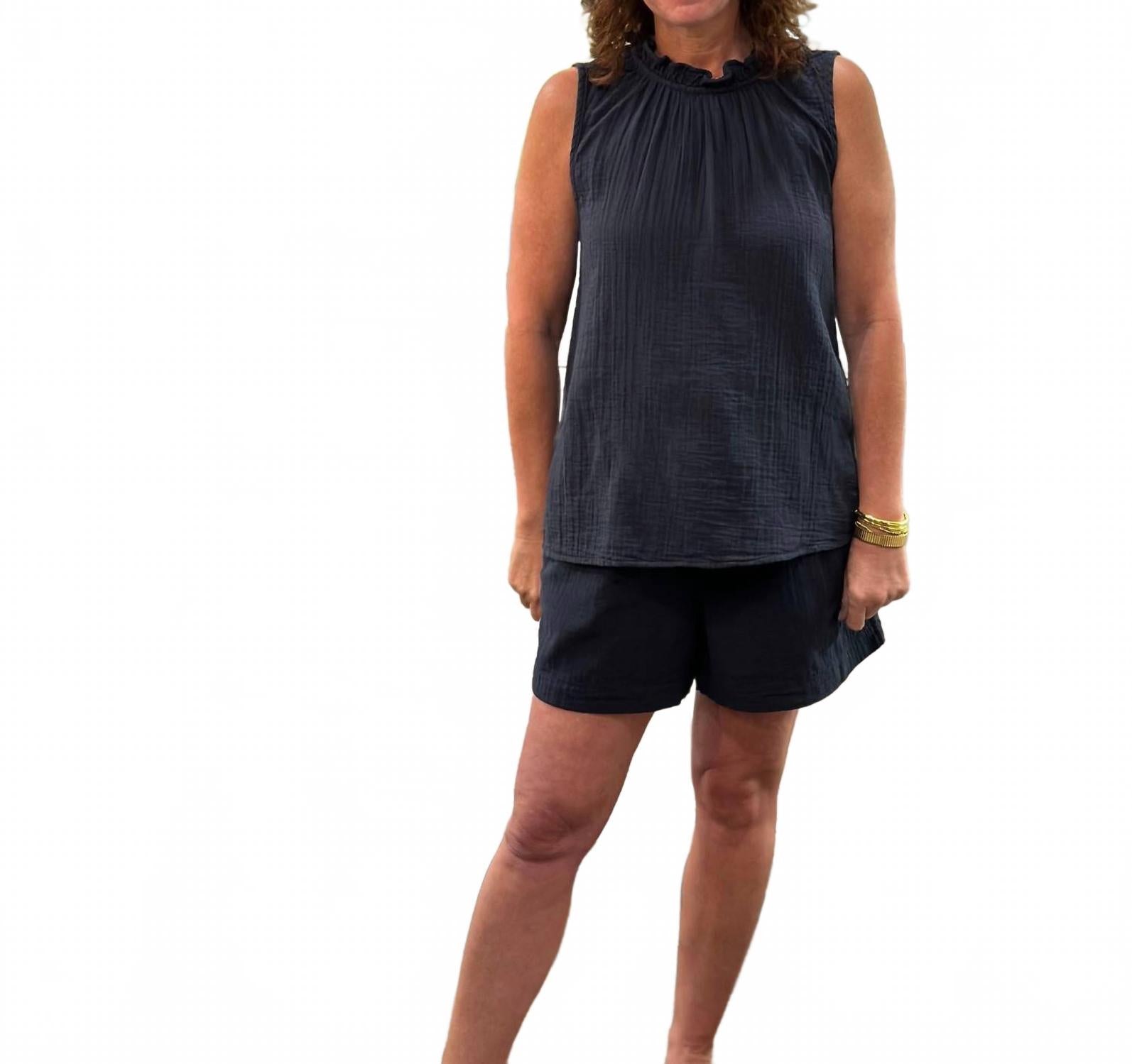 Женский топ без рукавов с воротником-жабо из мягкого черного газа Dylan
Женский топ без рукавов с воротником-жабо из мягкого черного газа Dylan