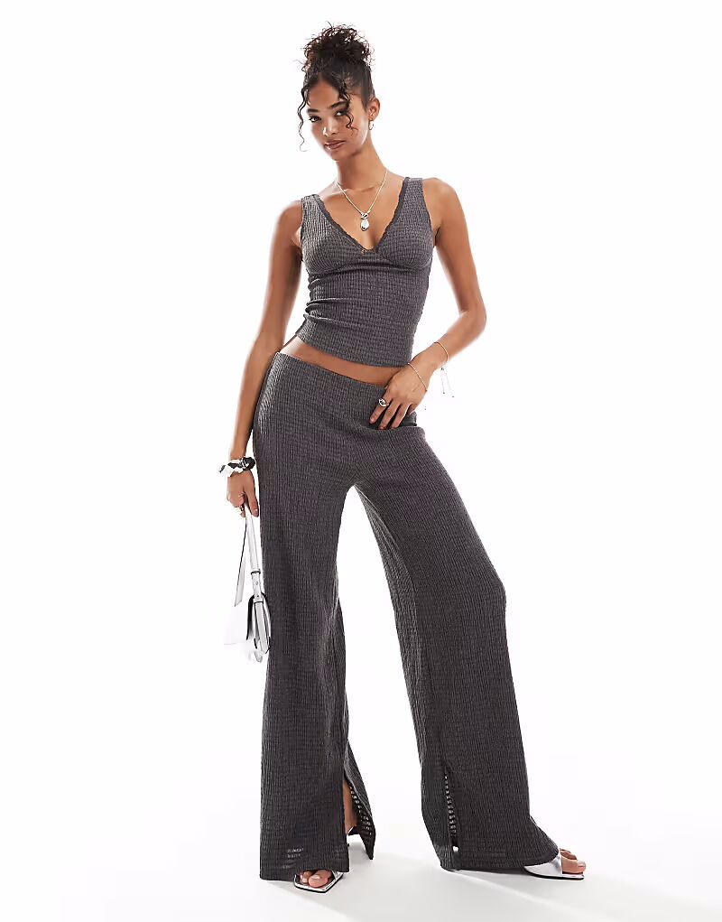 Bershka - Расклешенные брюки со сборками антрацитового цвета, в комплекте
Bershka - Расклешенные брюки со сборками антрацитового цвета, в комплекте