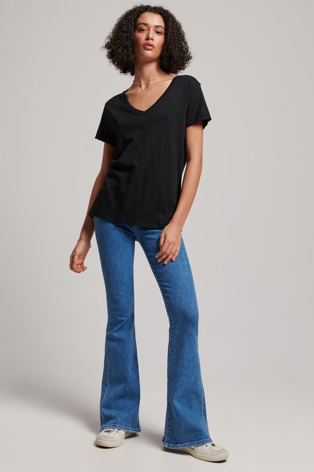 Футболка с V-образным вырезом и вышитым узором Superdry, черный
Футболка с V-образным вырезом и вышитым узором Superdry, черный