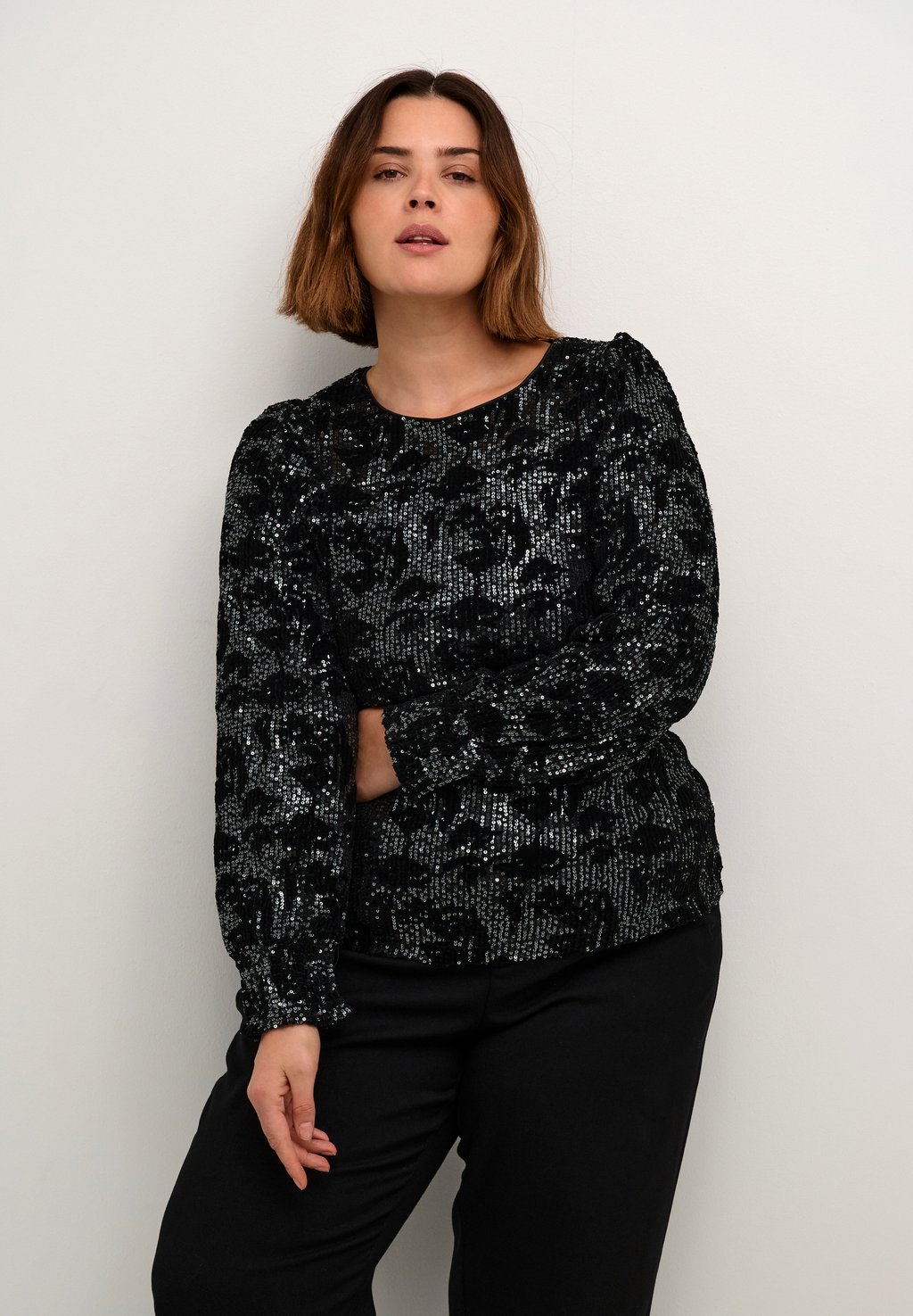 Блуза KCBRIT SEQUIN Kaffe Curve, черный
Блуза KCBRIT SEQUIN Kaffe Curve, черный