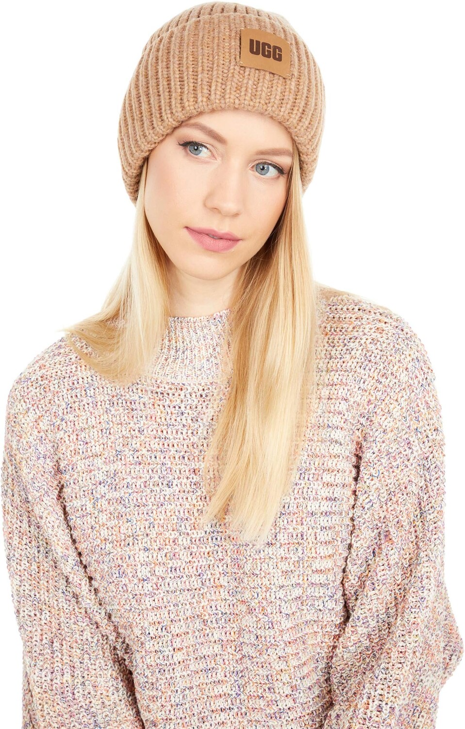 Массивная шапка в рубчик с логотипом UGG
Массивная шапка в рубчик с логотипом UGG