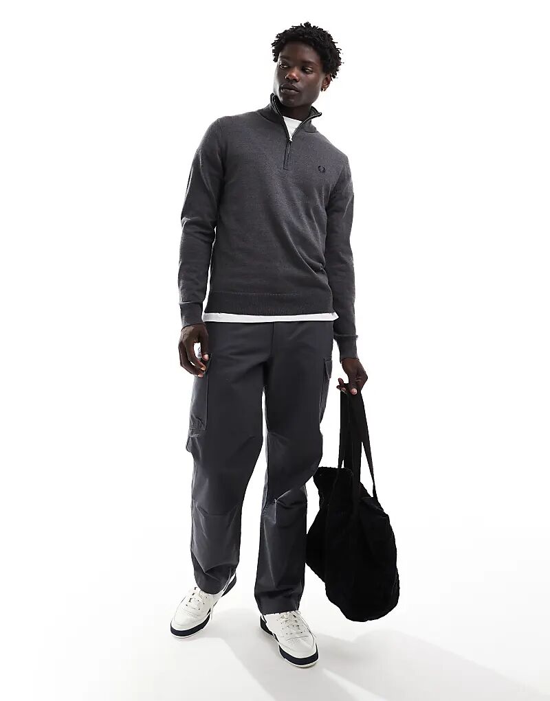 Классический трикотажный джемпер с застежкой-молнией на половину длины в темно-сером цвете Fred Perry 
Классический трикотажный джемпер с застежкой-молнией на половину длины в темно-сером цвете Fred Perry