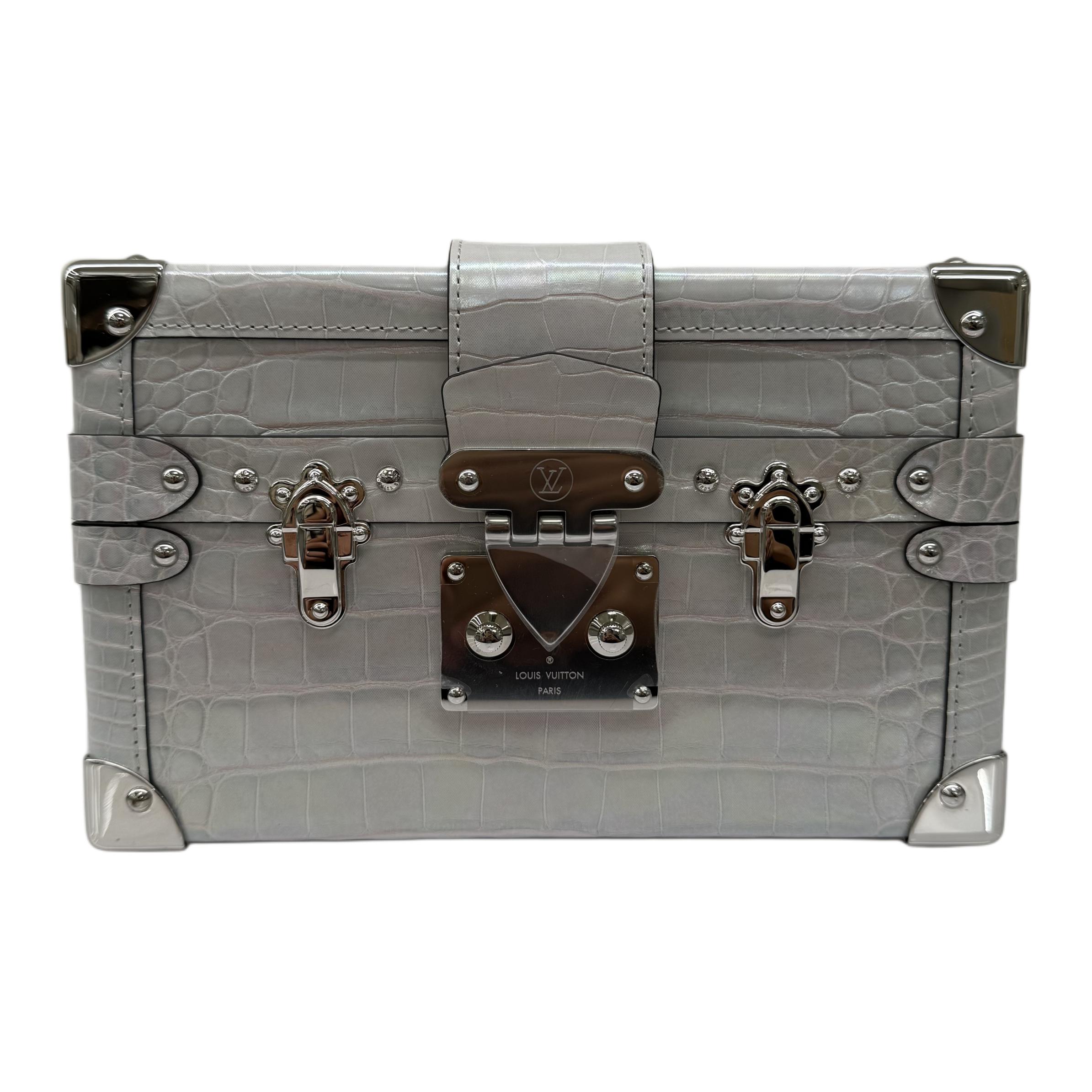 LOUIS VUITTON Petite Malle сумка через плечо из крокодиловой кожи, унисекс mint green ice blue
LOUIS VUITTON Petite Malle сумка через плечо из крокодиловой кожи, унисекс mint green ice blue