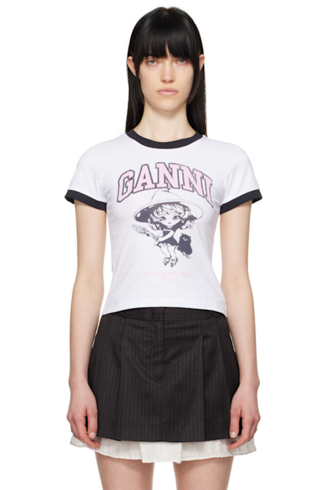 Белая футболка с надписью «Ведьма» из базового джерси GANNI
Белая футболка с надписью «Ведьма» из базового джерси GANNI