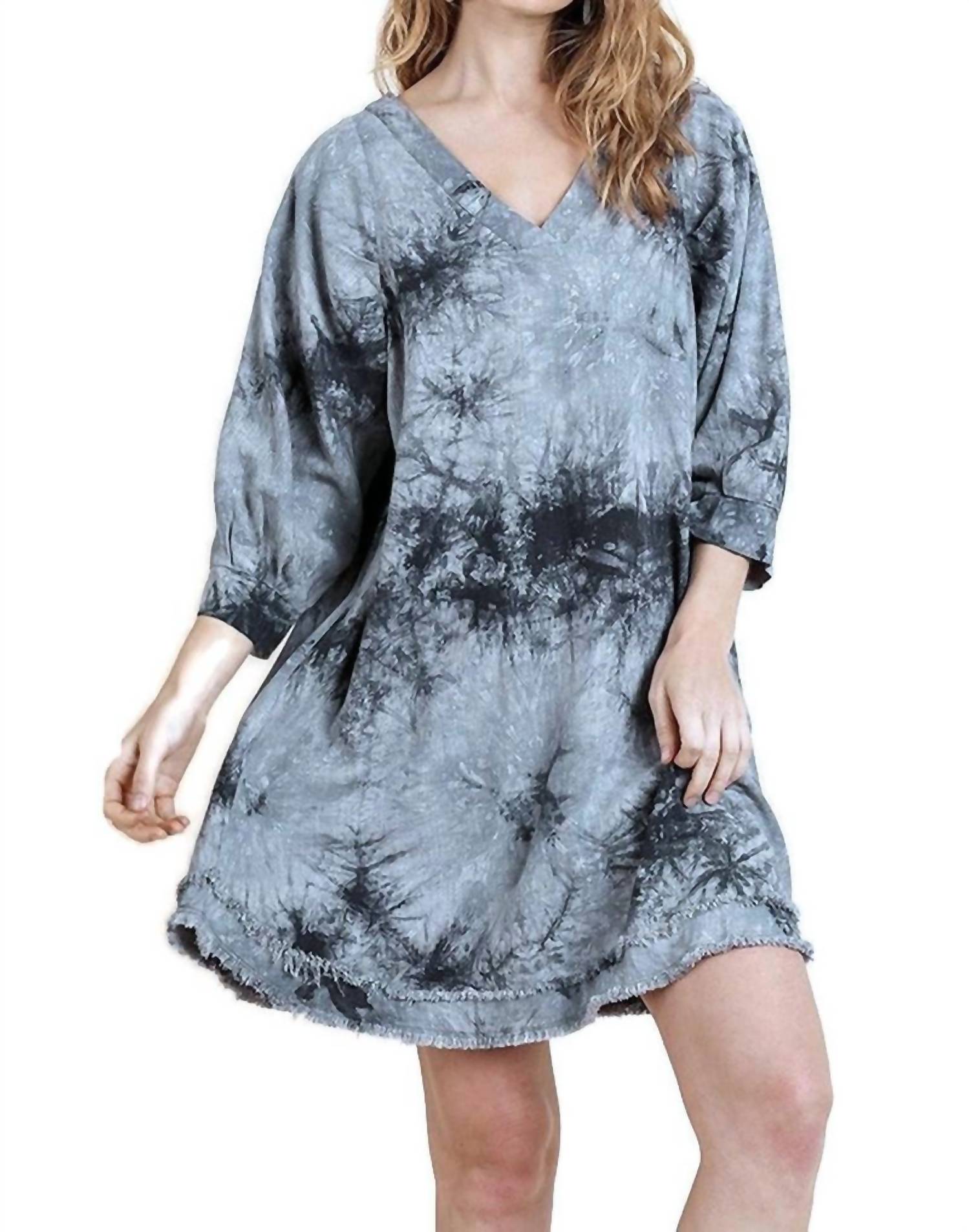 Платье с потертым подолом в технике тай-дай серого цвета umgee 
Платье с потертым подолом в технике тай-дай серого цвета umgee