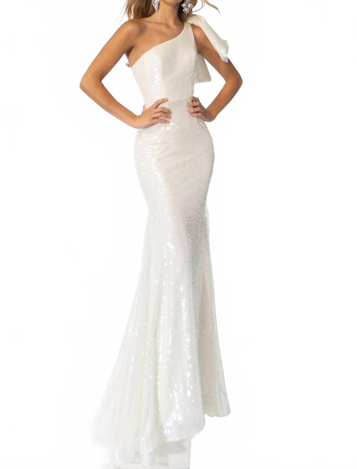 Одно плечо вечернее платье с пайетками и бантом в цвете айвори Ava Presley
Одно плечо вечернее платье с пайетками и бантом в цвете айвори Ava Presley