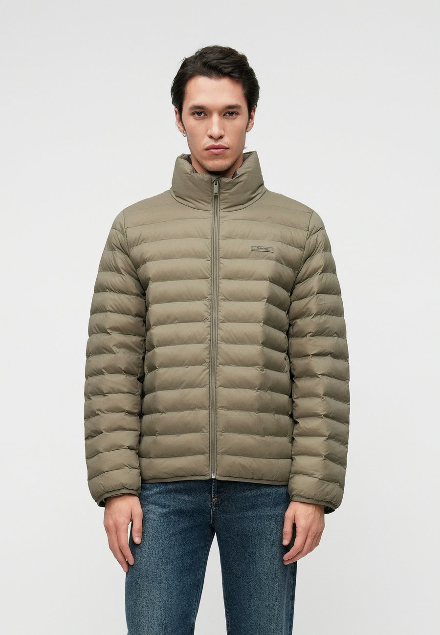 Куртка Calvin Klein CHANNELED PUFFER, Bungee Cord/Sand
Куртка Calvin Klein CHANNELED PUFFER, Bungee Cord/Sand