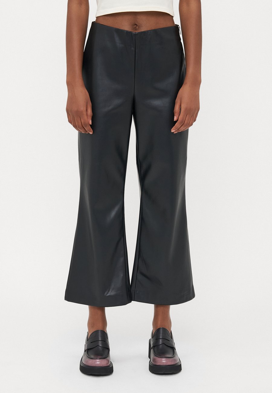 Брюки ONLY Petite ONLSMOOTH KICK FLARE, Black
Брюки ONLY Petite ONLSMOOTH KICK FLARE, Black